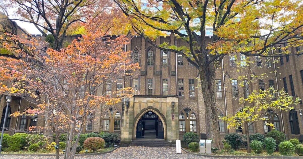 紅葉に囲まれた学習院大学 目白キャンパスの建物