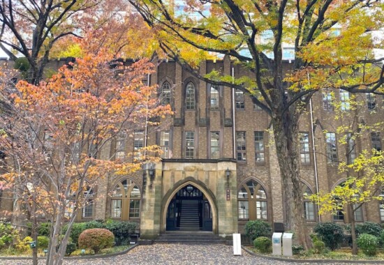 紅葉に囲まれた学習院大学 目白キャンパスの建物